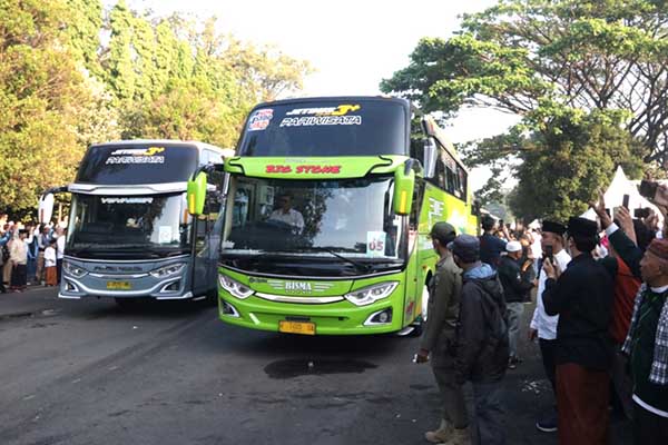 Para keluarga melambai melepas rombongan CJH Kota Malang. (ist) - Wali Kota Malang Berangkatkan 1.152 Calon Jemaah Haji Kloter 70 71 72