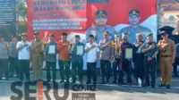 Para pemerima trofi atas lomba Pos Satkamling dalam rangka HUT ke-77 Bhayangkara. (SERU.co.id/jup) - Polresta Malang Kota Kawal Pemenang Siskamling Menuju Tingkat Nasional