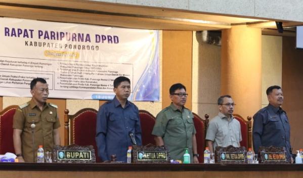 para pimpinan dprd kabupaten ponorogo bersama bupati ponorogo hadir di rapat paripurna dengan agenda pandangan umum fraksi fraksi.