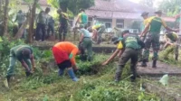 Peduli lingkungan, Babinsa Blimbing karya bakti bersama warga Arjosari. (ist) - Peduli Lingkungan, Babinsa Blimbing Karya Bakti Bersama Warga Arjosari