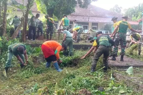 Peduli lingkungan, Babinsa Blimbing karya bakti bersama warga Arjosari. (ist) - Peduli Lingkungan, Babinsa Blimbing Karya Bakti Bersama Warga Arjosari