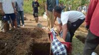 pemakaman korban yang dibunuh ibu kandungnya di jember 11zon