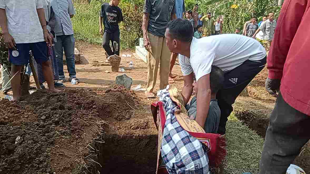 pemakaman korban yang dibunuh ibu kandungnya di jember 11zon