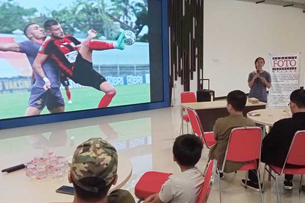 Pemateri workshop, Suci Rahayu tengah memaparkan pengalamannya. (SERU.co.id/jup) - PFI Malang Gelar Workshop Tentang Jurnalis Fotografi Olahraga