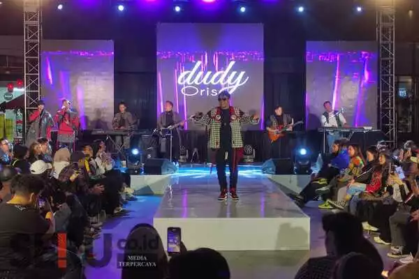 Penampilan Dudy Oris menghibur para undangan, penikmat dan pelaku seni. (rhd) - 20 Tahun Menghibur, Oneng Sugiarta Tasyakuran 'Hip-hop'