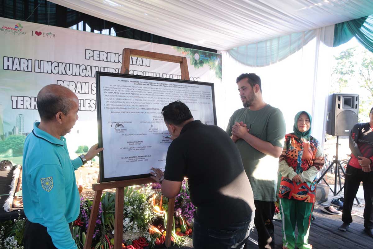Penandatanganan Komitmen Bersama Pengusaha Toko Modern dalam mendukung Beat Plastik Pollution. (ist) - Wali Kota Habib Hadi Gowes Gaungkan Kampanye 'Beat Plastic Pollution'