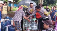 Pendistribusiam air bersih ke penduduk Desa Dengkol, Kecamatan Singosari, oleh Polres Malang. (ist) - Tandon Air Hipam Diperbaiki, Warga Dengkol Didropping Air Bersih oleh Polres Malang