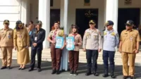 Penerimaan penghargaan dari Pemkot Malang untuk anggota pramuka di Balai Kota Malang. (jup) - Penghargaan untuk Pramuka Atas Pelayanan di Kayutangan Heritage