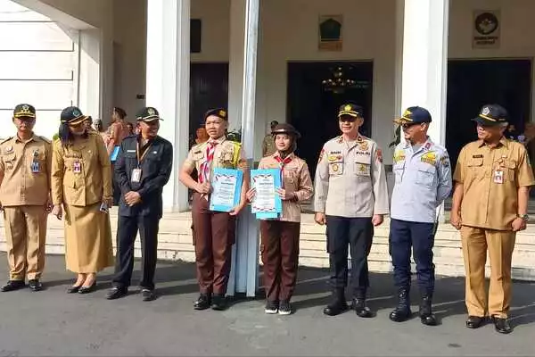 Penerimaan penghargaan dari Pemkot Malang untuk anggota pramuka di Balai Kota Malang. (jup) - Penghargaan untuk Pramuka Atas Pelayanan di Kayutangan Heritage