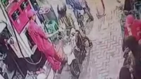 Pengendara saat mengisi Pertalite dengan kondisi kelistrikan/lampu motor masih menyala. (ist) - Pertamina Klarifikasi Motor Terbakar di SPBU Tlogomas Malang