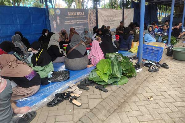 Pengolahan dan pemilahan daging kurban untuk dibagikan. (rhd) - Peduli Sesama, ITN Malang Salurkan 600 Paket Daging Kurban