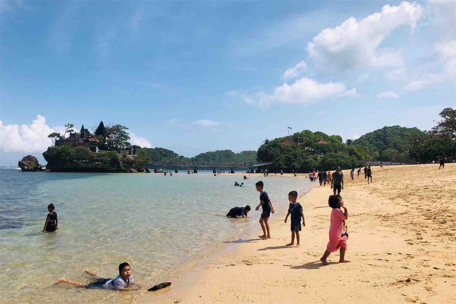 pengunjung menikmati wisata pantai balekambang
