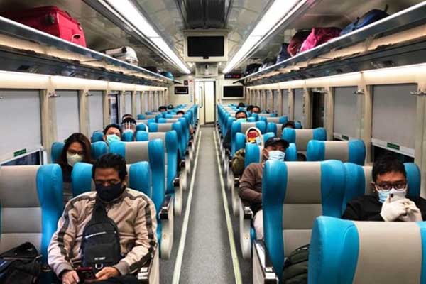 Penumpang kereta api. (ist) - Ada Aturan Boleh Lepas Masker, PT KAI Terbitkan Syarat Naik Kereta Terbaru