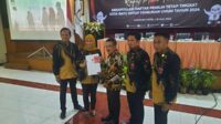 Penyerahan Berita acara Rapat Pleno Terbuka Rekapitulasi DPT Kota Batu dari KPU kepada Parpol. (SERU.co.id/dik) - KPU Batu Gelar Rapat Pleno Terbuka Rekapitulasi DPT Tingkat Kota