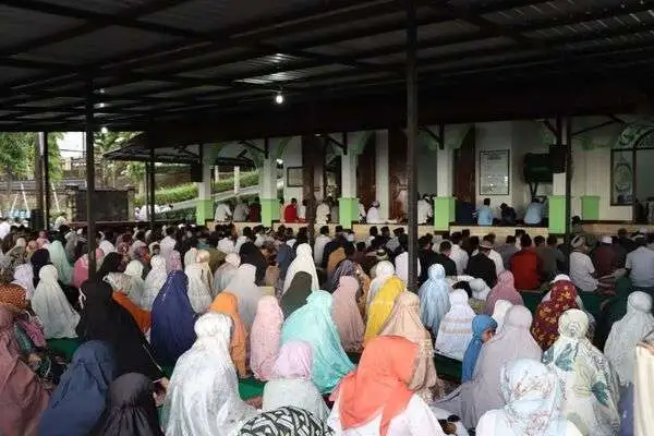 Penyerahan Hewan kurban dari Kapolres Batu untuk warga sekitar Mapolres. (ist) - Shalat Ied dan Pemotongan Hewan Kurban Bersama Kapolres Batu