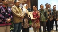 Penyerahan berita acara saat rapat pleno Rekapitulasi dan Penetapan DPT Kota Malang. (SERU.co.id/jup) - DPT Kota Malang Diputuskan 651.758 Pemilih