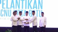 penyerahan cinderamata dari pcnu kota batu kepada ketua pbnu