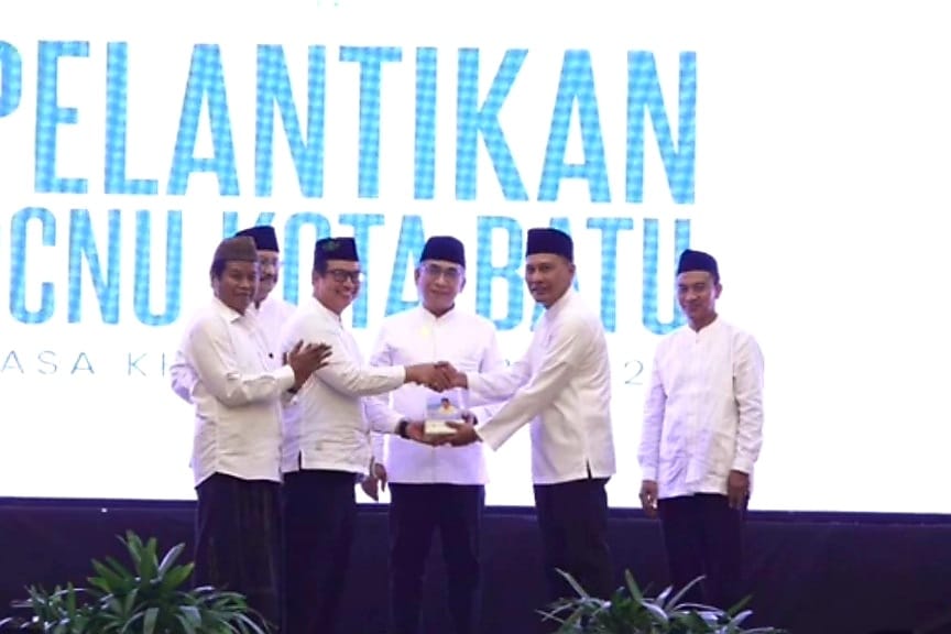 penyerahan cinderamata dari pcnu kota batu kepada ketua pbnu