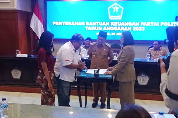 Penyerahan kepada salah partai politik penerima bantuan keuangan. (ist) - Pemkot Malang Serahkan Bantuan Keuangan Partai Politik Rp6,5 Miliar