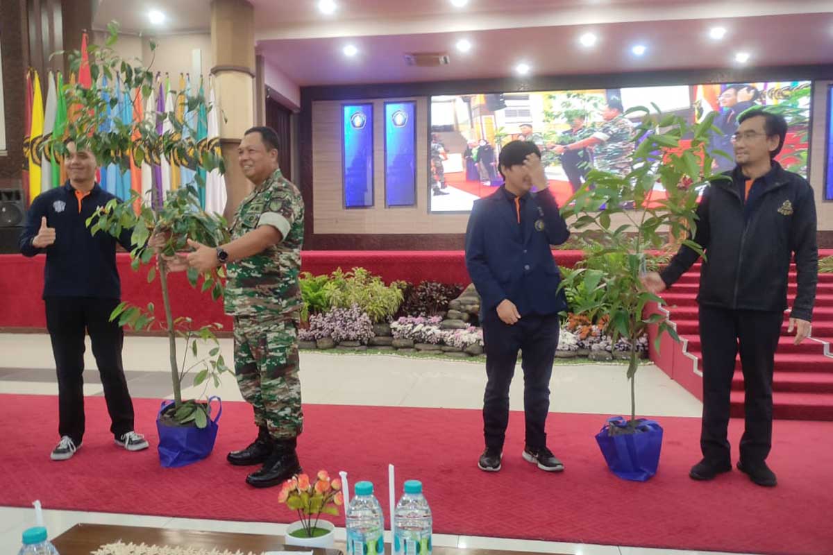 Penyerahan pohon sebagai simbolis pemberangkatan mahasiswa MMD ke 1.000 desa. (rhd) - Program MMD, UB Terjunkan 14.000 Mahasiswa ke 1.000 Desa di Jawa TimurPenyerahan pohon sebagai simbolis pemberangkatan mahasiswa MMD ke 1.000 desa. (rhd) - Program MMD, UB Terjunkan 14.000 Mahasiswa ke 1.000 Desa di Jawa Timur