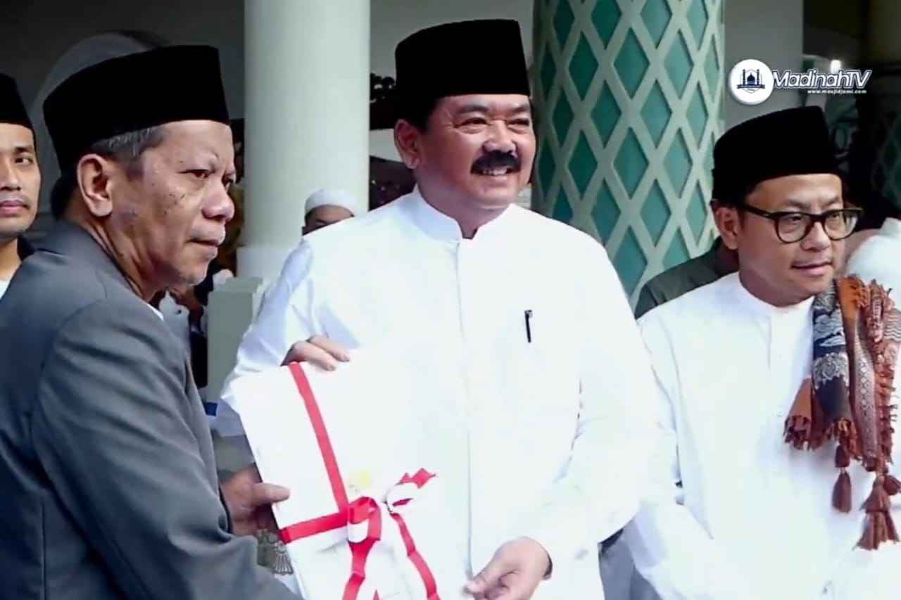 penyerahan sertifikat tanah wakaf masjid jami oleh hadi tjahjanto 11zon