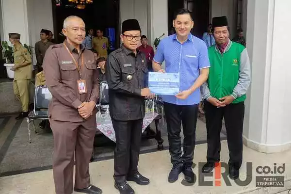 Penyerahan simbolis dari BPF Malang ke Pemkot Malang. (rhd) - Gandeng Pemkot Malang, BPF Malang Bagikan 1 Sapi dan 4 Kambing