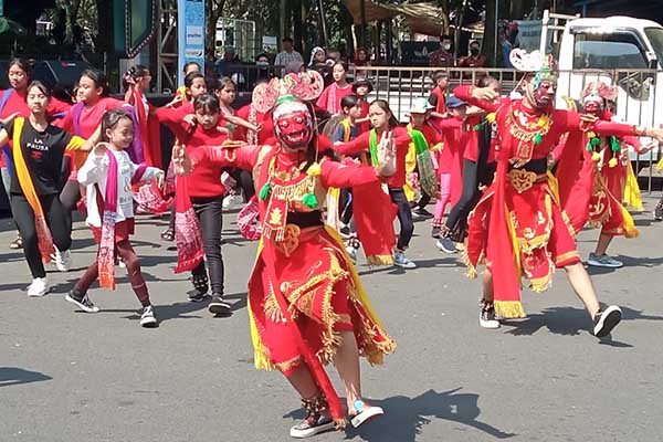 Pergelaran seni di panggung utama untuk menarik wisatawan hadir dan menikmati kuliner. (jup) - Gelaran Bertajuk 'Iki Malang Ker' Angkat Perekonomian, Libatkan 50 UKM Kuliner