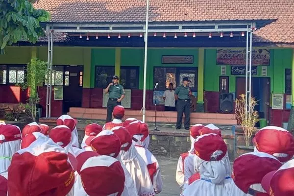 Personel Koramil 0833/04 Sukun laksanakan Babinsa Masuk Sekolah. (ist) - Personel Koramil 0833/04 Sukun Laksanakan Babinsa Masuk Sekolah