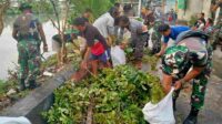 personel pendam brawijaya sedang bersih bersih di bantaran sungai kedurus 11zon