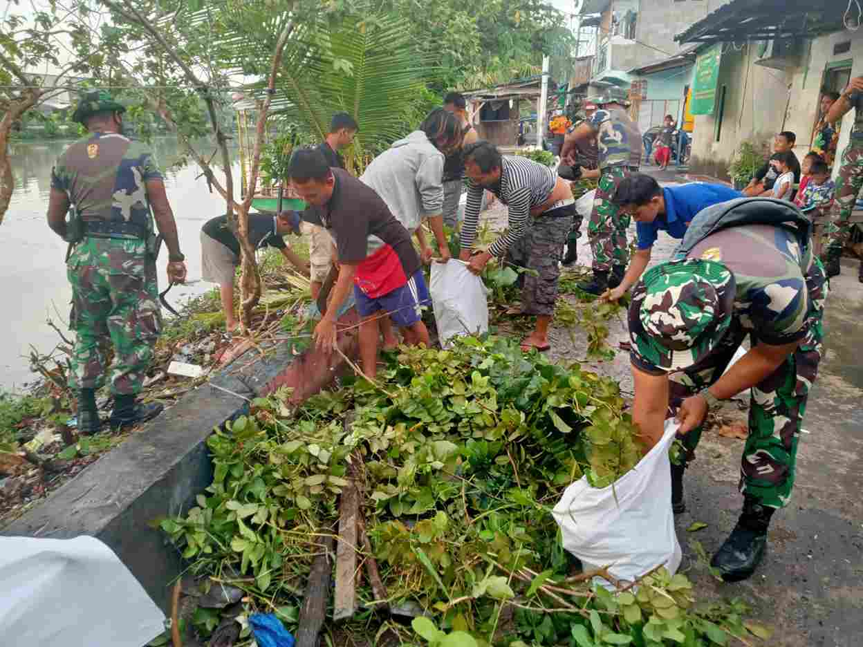 personel pendam brawijaya sedang bersih bersih di bantaran sungai kedurus 11zon