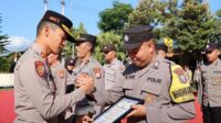 Personel Polres Batu terima penghargaan dari AKBP. Oskar Syamsuddin SIK MT. (ist) - 12 Anggota Polres Batu Berprestasi Terima Reward Kapolres Batu