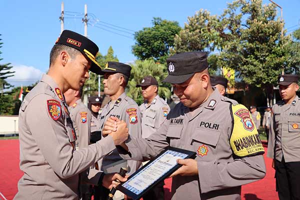 Personel Polres Batu terima penghargaan dari AKBP. Oskar Syamsuddin SIK MT. (ist) - 12 Anggota Polres Batu Berprestasi Terima Reward Kapolres Batu