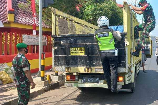 Personel TNI-Polri melakukan pos pam PMK. (ist) - Jelang Iduladha, TNI-Polri Masif Laksanakan Operasi PMK