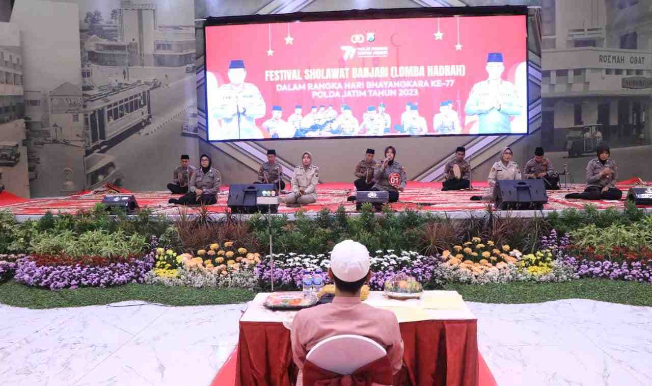 peserta festival sholawat banjari dari kalangan polwan 11zon