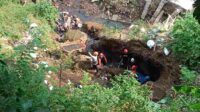petugas mengevakuasi jasad kh di bibir sungai metro jup 11zon