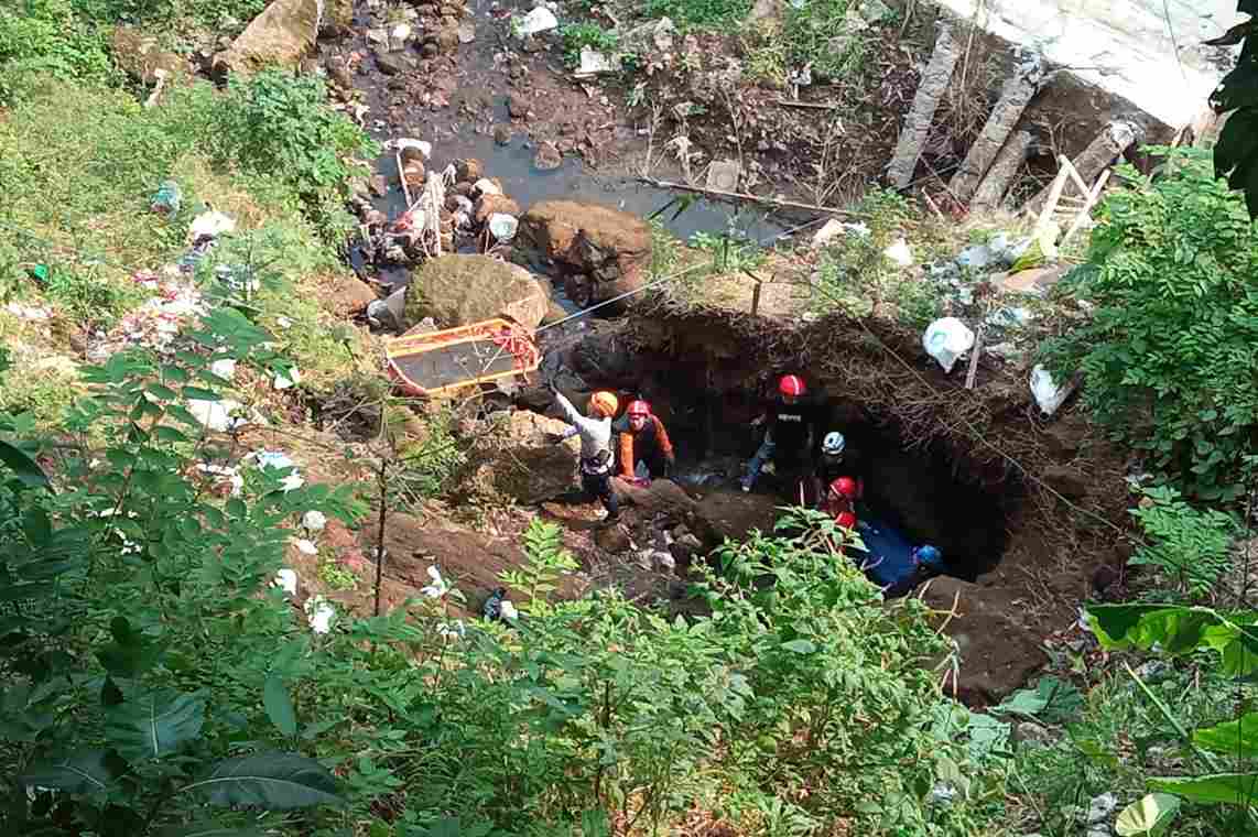 petugas mengevakuasi jasad kh di bibir sungai metro jup 11zon