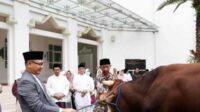 Pj Wali Kota Batu, Aries Agung Paewai SSTP MM menyerahkan hewan kurban secara simbolis. (ist) - Usai Salat Ied di Masjid Brigjen Soegiyono, Pj Walikota Batu Serahkan Sapi 850 Kg