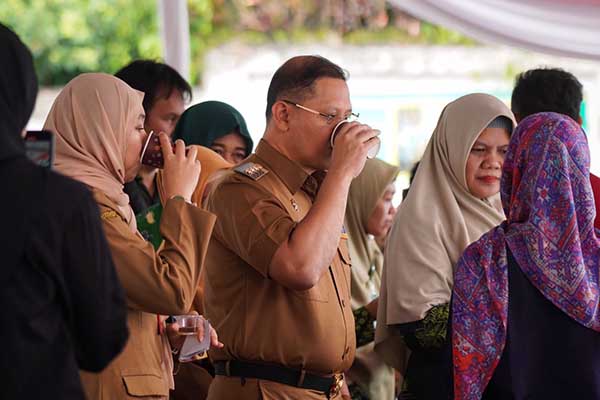 Pj Wali Kota Batu dan Kadinkes minum jamu dalam momen pembukaan Bursa Jamu Materia Medica Kota Batu. (ist) - Mulai Hari ini, UPT Materia Medica Batu Gelar Bursa Jamu