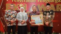 Pj. Wali Kota Batu diapit Kepala BKN RI, Gubernur Jatim dan Kepala BKPSDM Batu. (ist) - BKPSDM Kota Batu Terbaik Nasional, Jatim Borong 39 Award