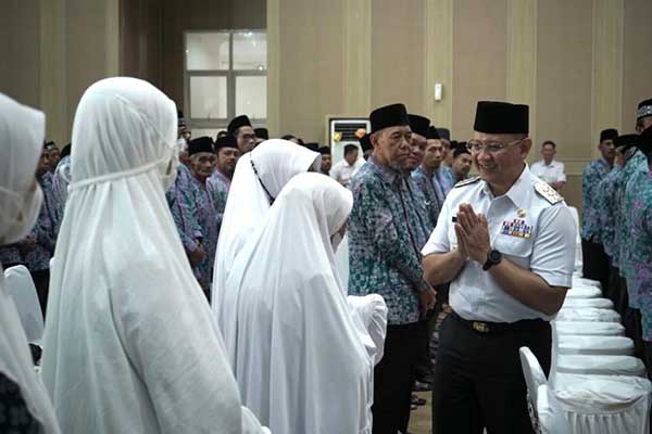 Pj. Wali Kota Batu menyapa CJH Batu yang akan berangkat menunaikan ibadah haji. (ist) - Pesan Pj Wali Kota Batu pada Calon Jemaah Haji Kota Batu Tahun 2023