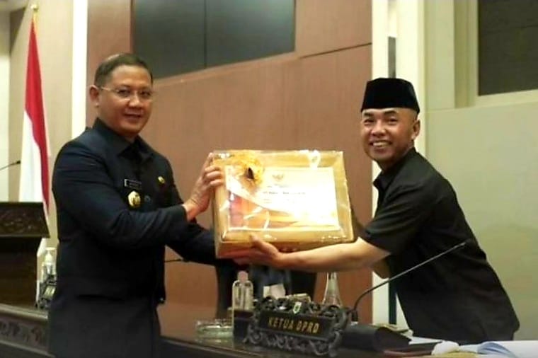 pj wali kota batu menyerahkan berkas laporan pertanggungjawaban kepada ketua dprd batu