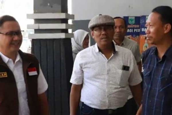 Pj. Wali Kota Batu saat mendatangi UPT Pasar. (ist) - Peduli Korban Kebakaran Lapak Pasar Relokasi, Pj. Wali Kota Batu Beri Bantuan