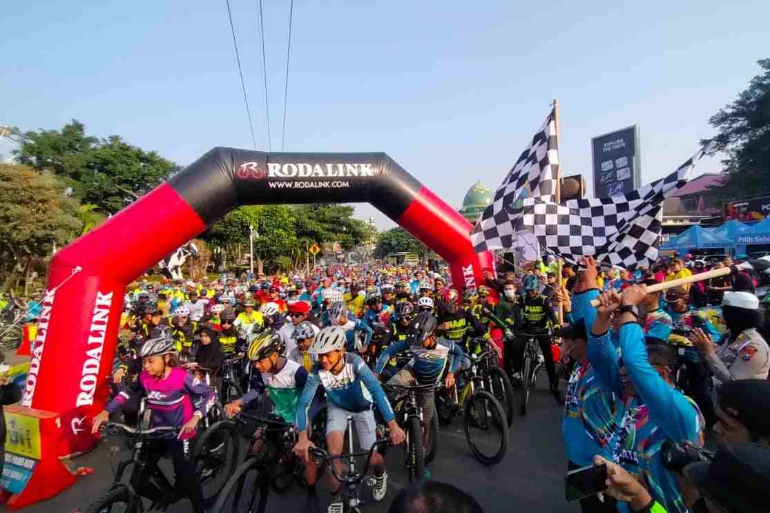 pj. wali kota batu dan kapolres batu bersama melepas keberangkatan gowes wisata kwb 11zon