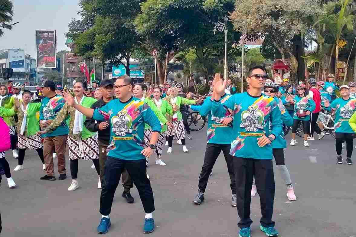 pj. wali kota batu dan kapolres batu ikuti senam tari bersama grup kesenian sanduk 11zon (1)