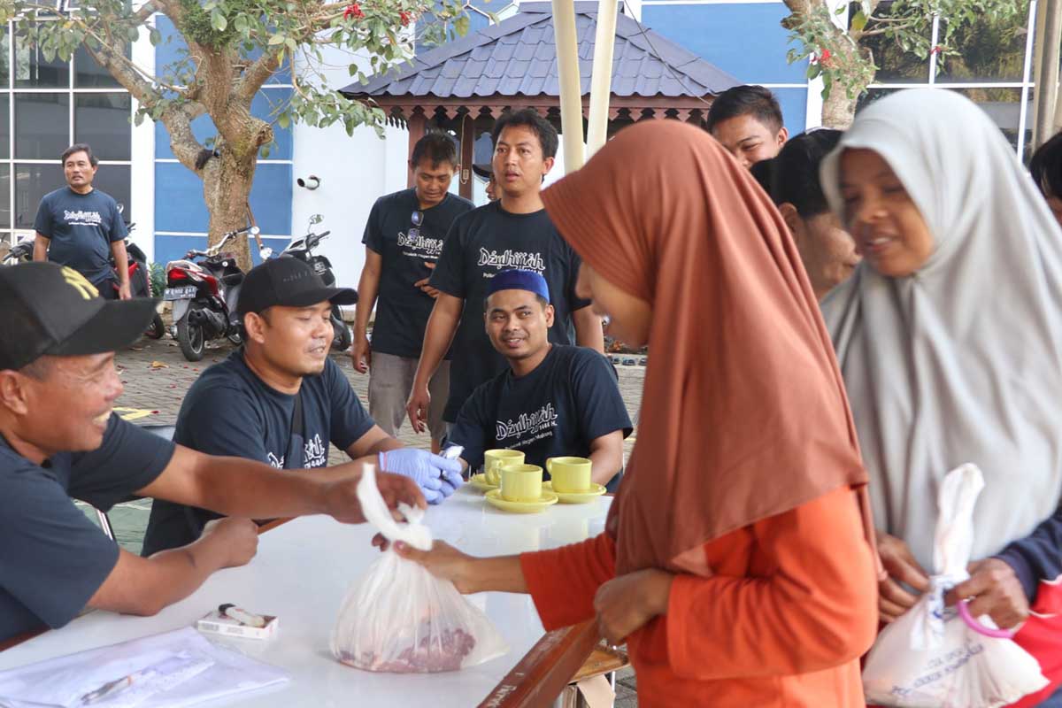 Polinema bagikan 1.000 paket daging kurban kepada masyarakat sekitar kampus. (ist) - Rayakan Iduladha 1444 H, Polinema Bagikan 1.000 Paket Daging Kurban