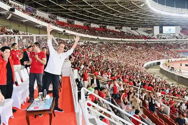 Presiden Jokowi menonton laga Indonesia vs Argentina. (ist) - Pujian Tinggi Presiden Jokowi Untuk Timnas Garuda yang Luar Biasa Hadapi Argentina