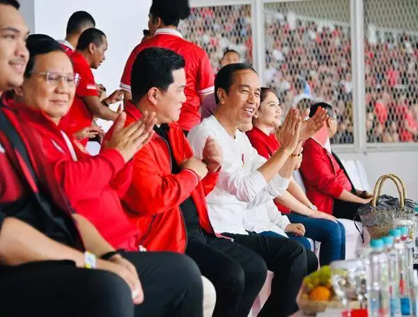 Presiden Jokowi menonton laga Indonesia vs Argentina. (ist) - Pujian Tinggi Presiden Jokowi Untuk Timnas Garuda yang Luar Biasa Hadapi Argentina