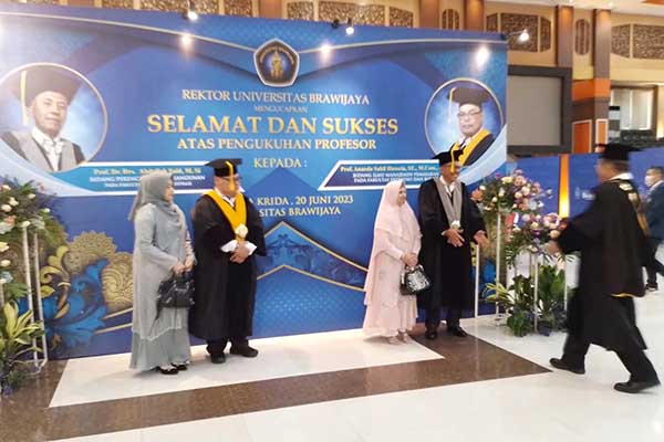 Prof Abdullah Said dan Prof Ananda Sabil Hussein beserta istri mendapatkan ucapan selamat. (ist) - UB Kukuhkan Prof Abdullah Said dan Prof Ananda Sabil Hussein