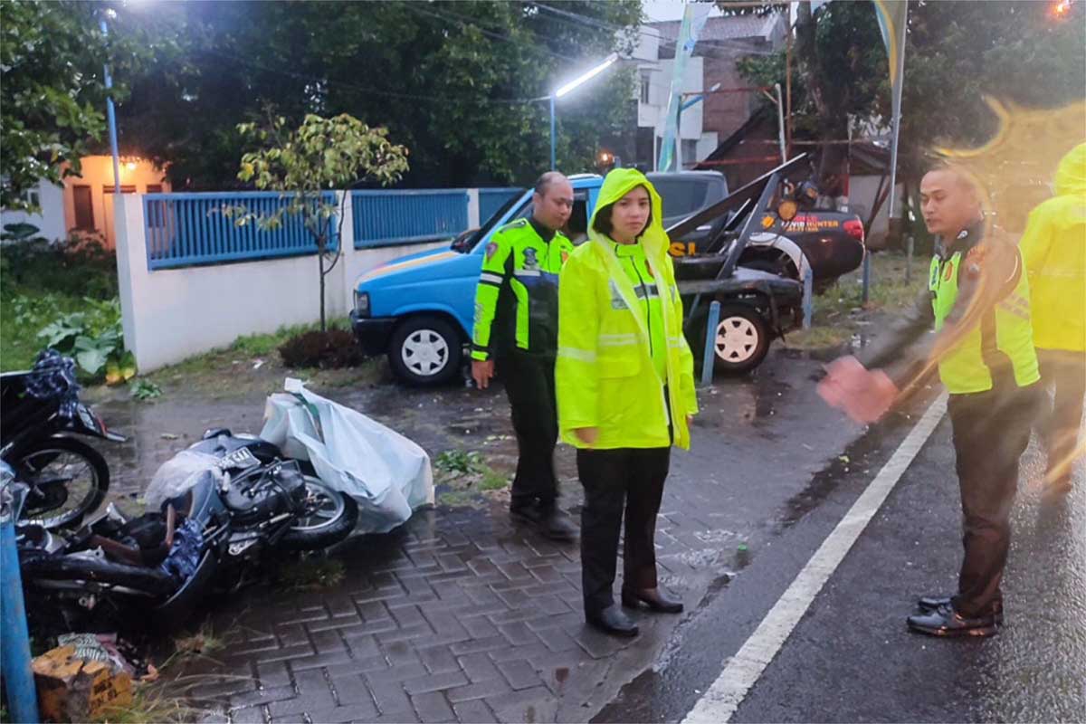 Proses evakuasi. (ist) - Driver Pickup Maut Asrikaton, Kasatlantas: Tidak Dalam Pengaruh Alkohol