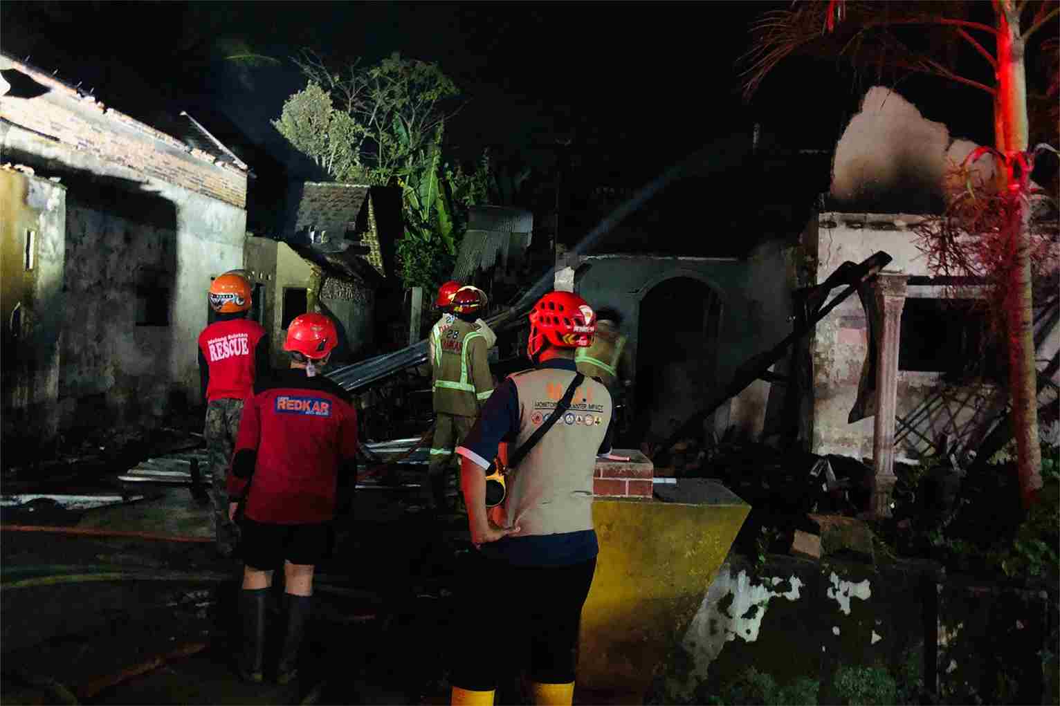proses pemadaman kebakaran oleh pihak pmk kabupaten malang. (seru.co.idwul) 11zon